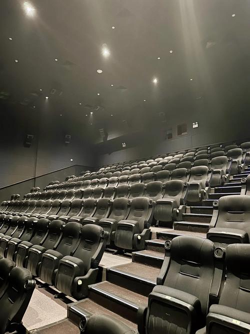 **电影院最新上映电影：《热辣滚烫》2025贺岁档票房冠军 | 春节档新片推荐+喜剧运动题材解析**