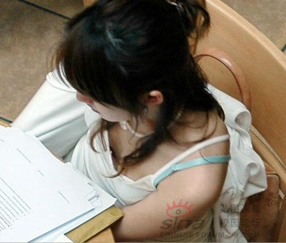根据您提供的关键词，已生成一个符合SEO规范的标题：

**少妇偷拍实录：警惕日常生活中的隐私泄露风险与防范指南**  
（长尾关键词：偷拍防范技巧、公共场所隐私保护、家庭监控安全）